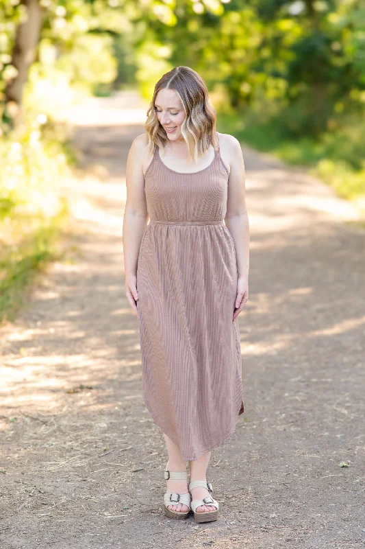 Women's Tailored Outfit Save Big Reagan Ribbed Midi Dress - Mocha