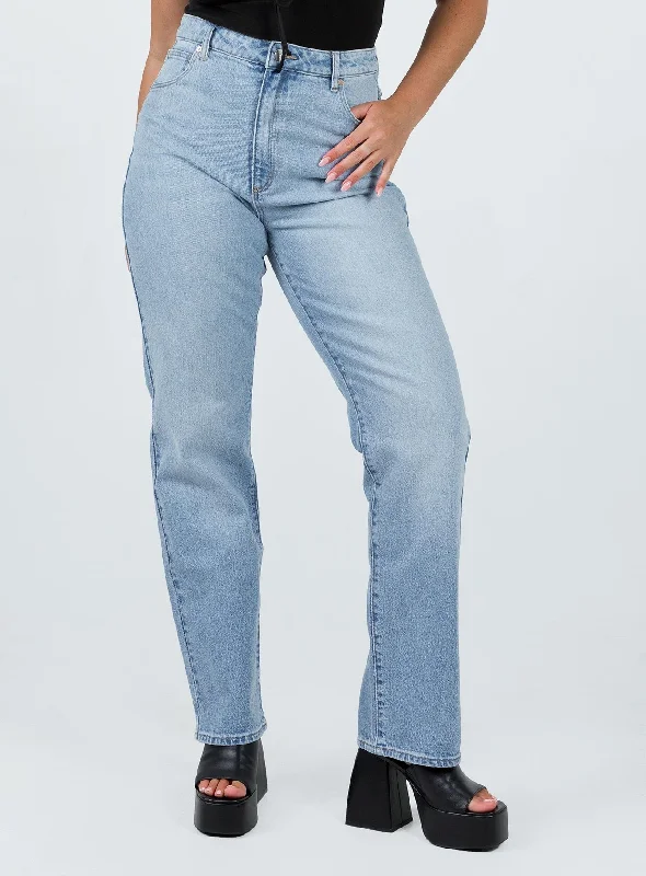 Chic Clothing For Women The Latest Fashion Trends Abrand 94 High Straight Hailey Light Wash Denim Chic Clothing For Women The Latest Fashion Trends Abrand 94 High Straight Hailey Light Wash Denim