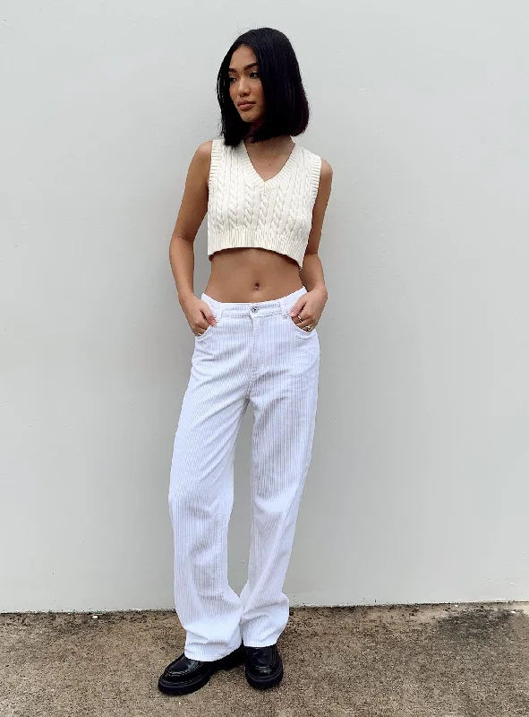 Stylish Women's Outfit Trendsetter's Closet Abrand Slouch Jeans Marshmellow Cord