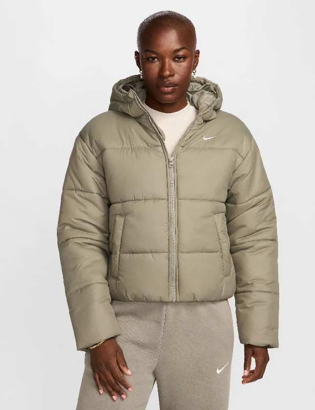 Women's Chic Outfit Gift Ideas Sportswear Classic Puffer Therma-Fit Hooded Jacket - Light Army/White Women's Chic Outfit Gift Ideas Sportswear Classic Puffer Therma-Fit Hooded Jacket - Light Army/White